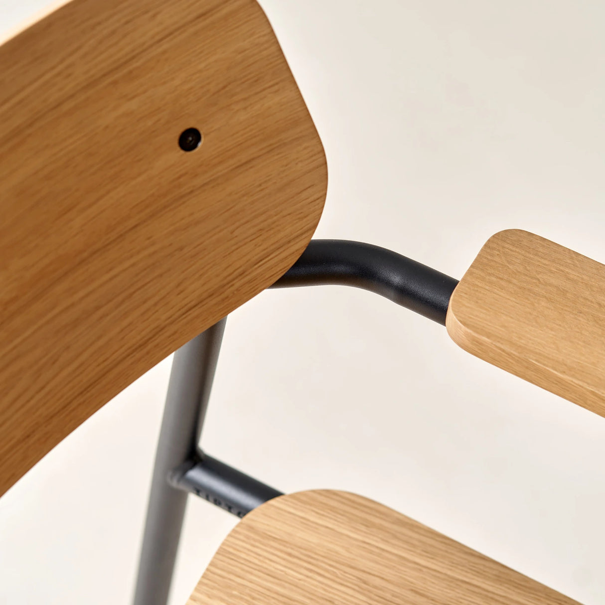 ETUDE LOUNGE CHAIR - HOUT MET ARMLEUNING
