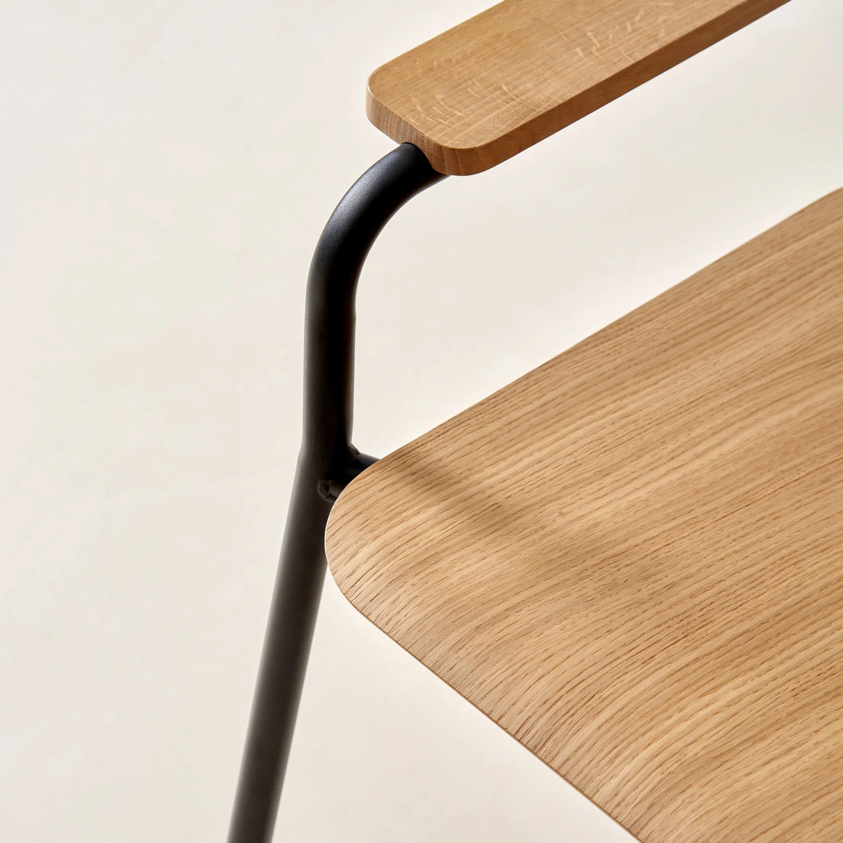 ETUDE LOUNGE CHAIR - HOUT MET ARMLEUNING