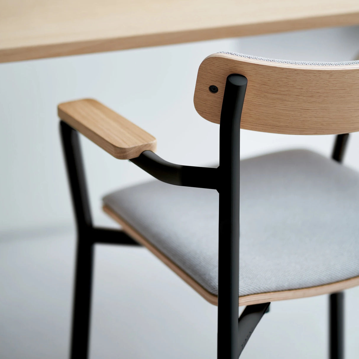 ETUDE STOEL - STOF VERSIE MET ARMLEUNINGEN