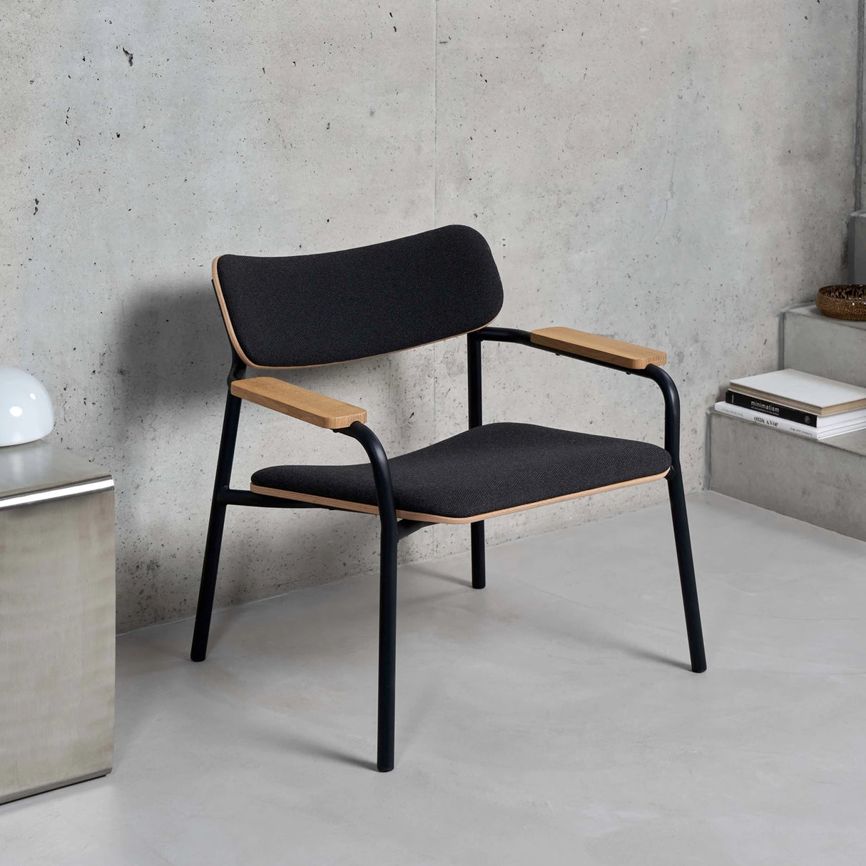 ETUDE LOUNGE CHAIR - ZWARTE STOF MET ARMLEUNING