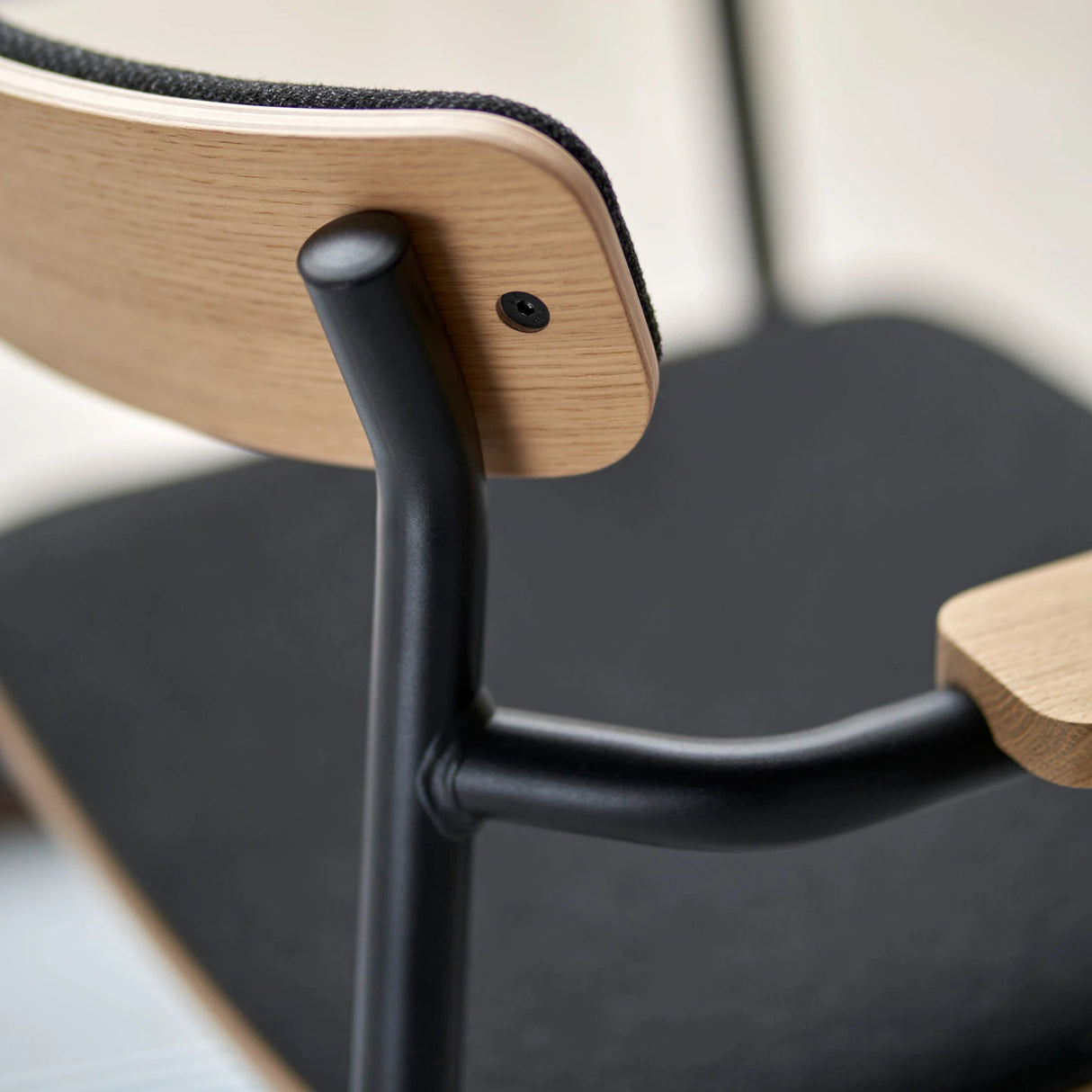 ETUDE STOEL - STOF VERSIE MET ARMLEUNINGEN