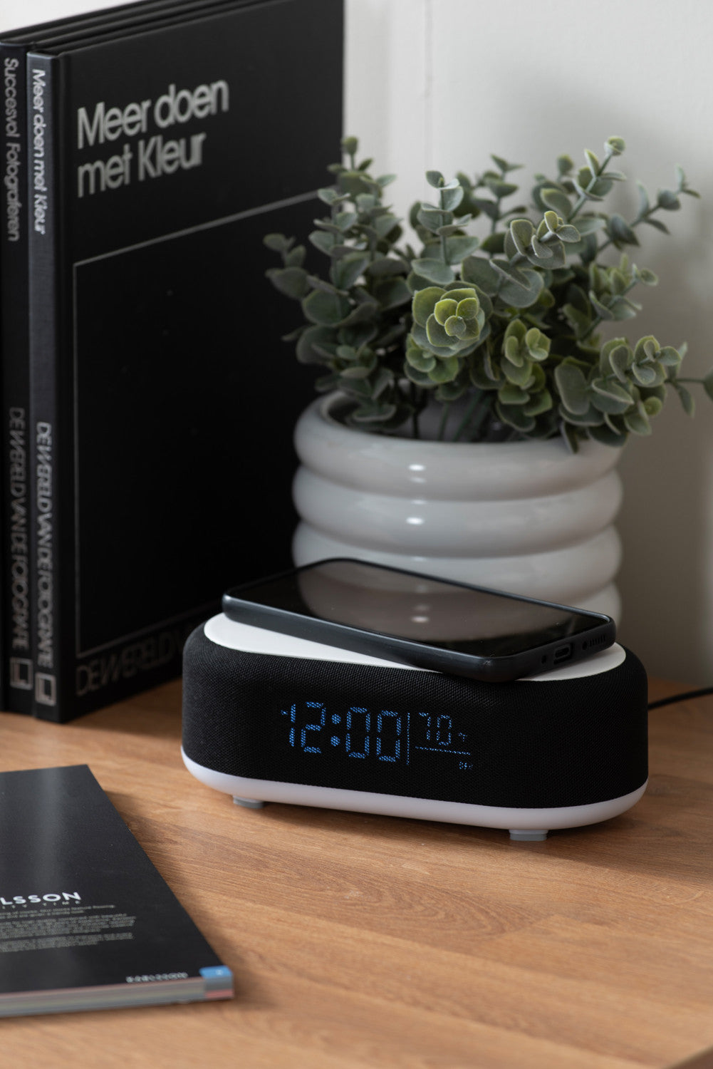 VOGUE ALARM CLOCK + SPEAKER + PHONE CHARGER - ZWART