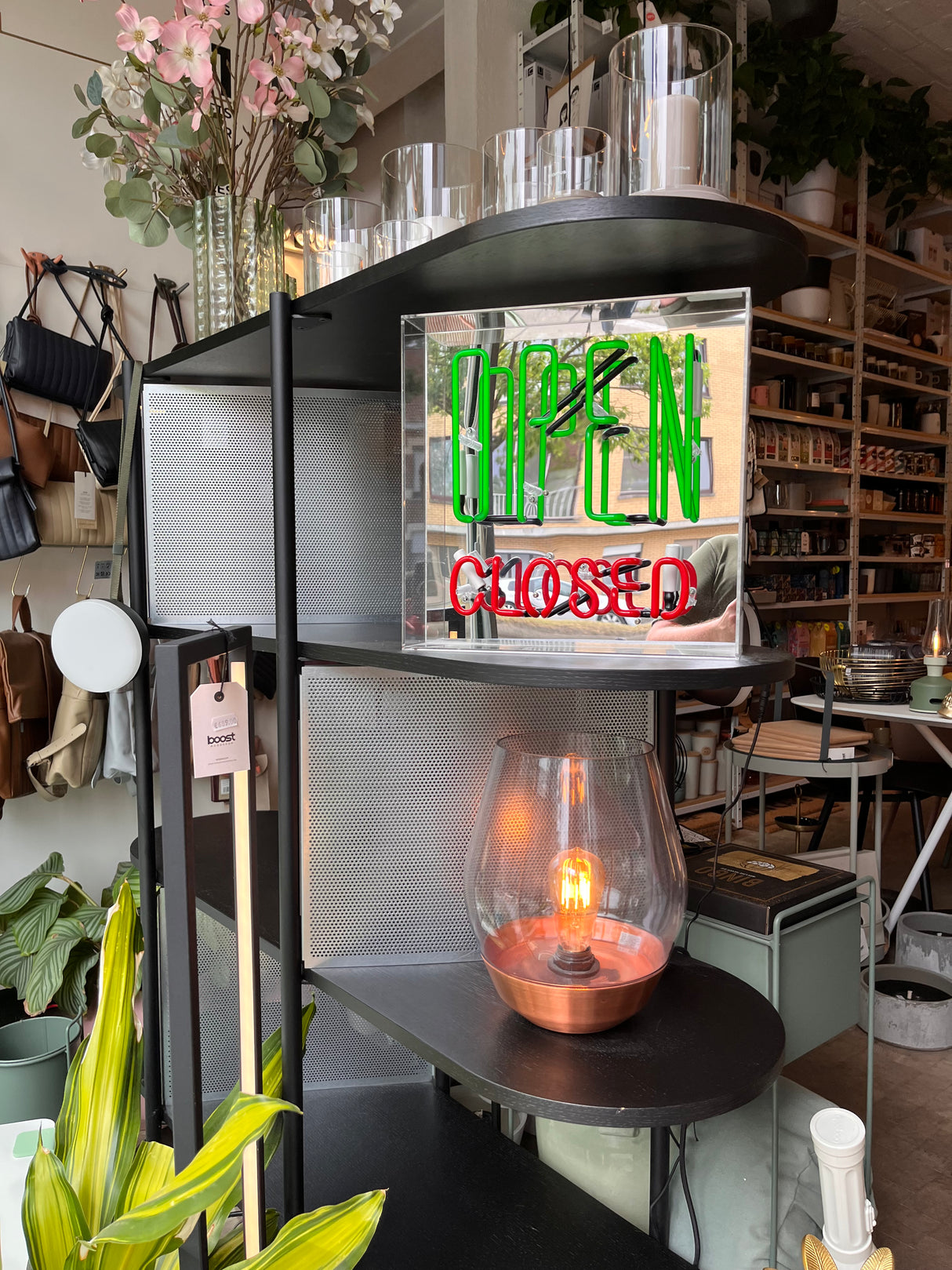 SHOWROOMMODEL / SONIA SHELVING SYSTEM HIGH + SET VAN 3 SONIA SILVER DIVIDERS