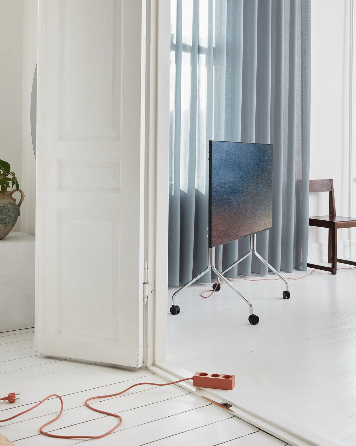 TV STAND MOON ROLLIN' - CHROME