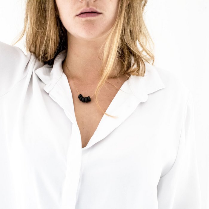 GOUDEN KETTING - ZWARTE KRALEN HANGER