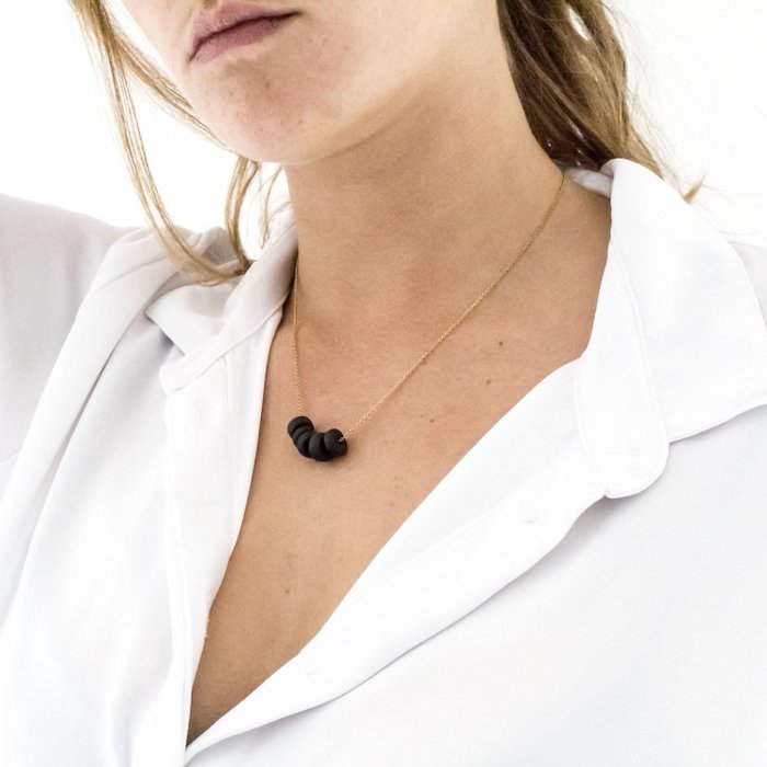 GOUDEN KETTING - ZWARTE KRALEN HANGER