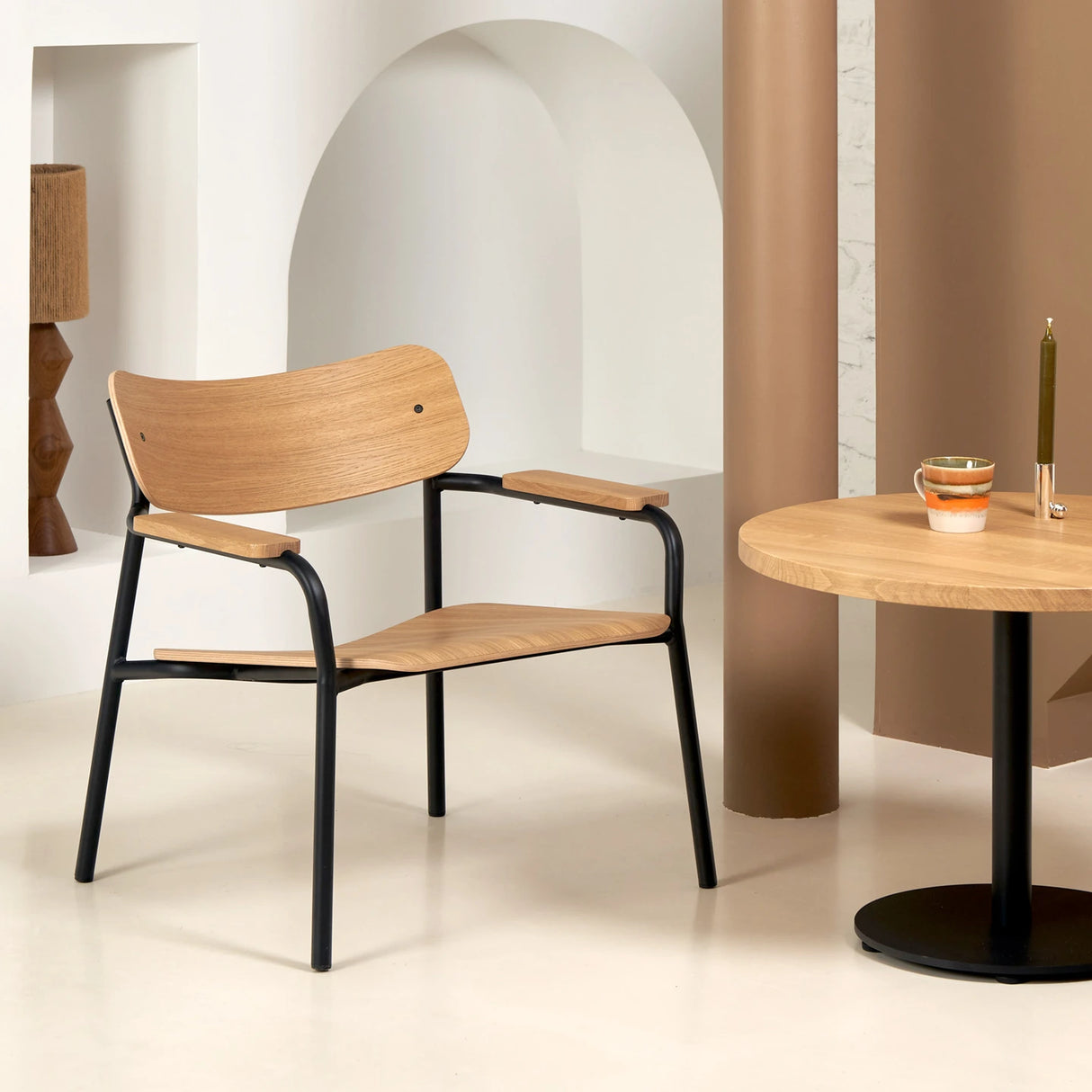 ETUDE LOUNGE CHAIR - HOUT MET ARMLEUNING