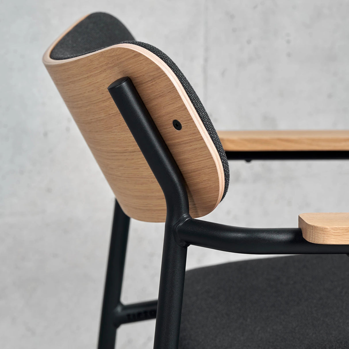 ETUDE LOUNGE CHAIR - ZWARTE STOF MET ARMLEUNING