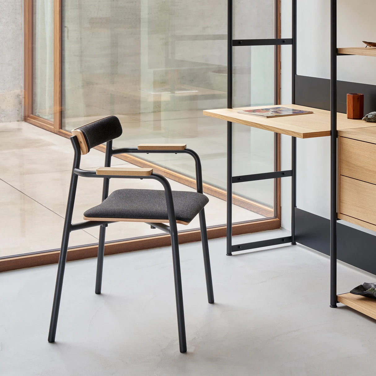 ETUDE STOEL - STOF VERSIE MET ARMLEUNINGEN