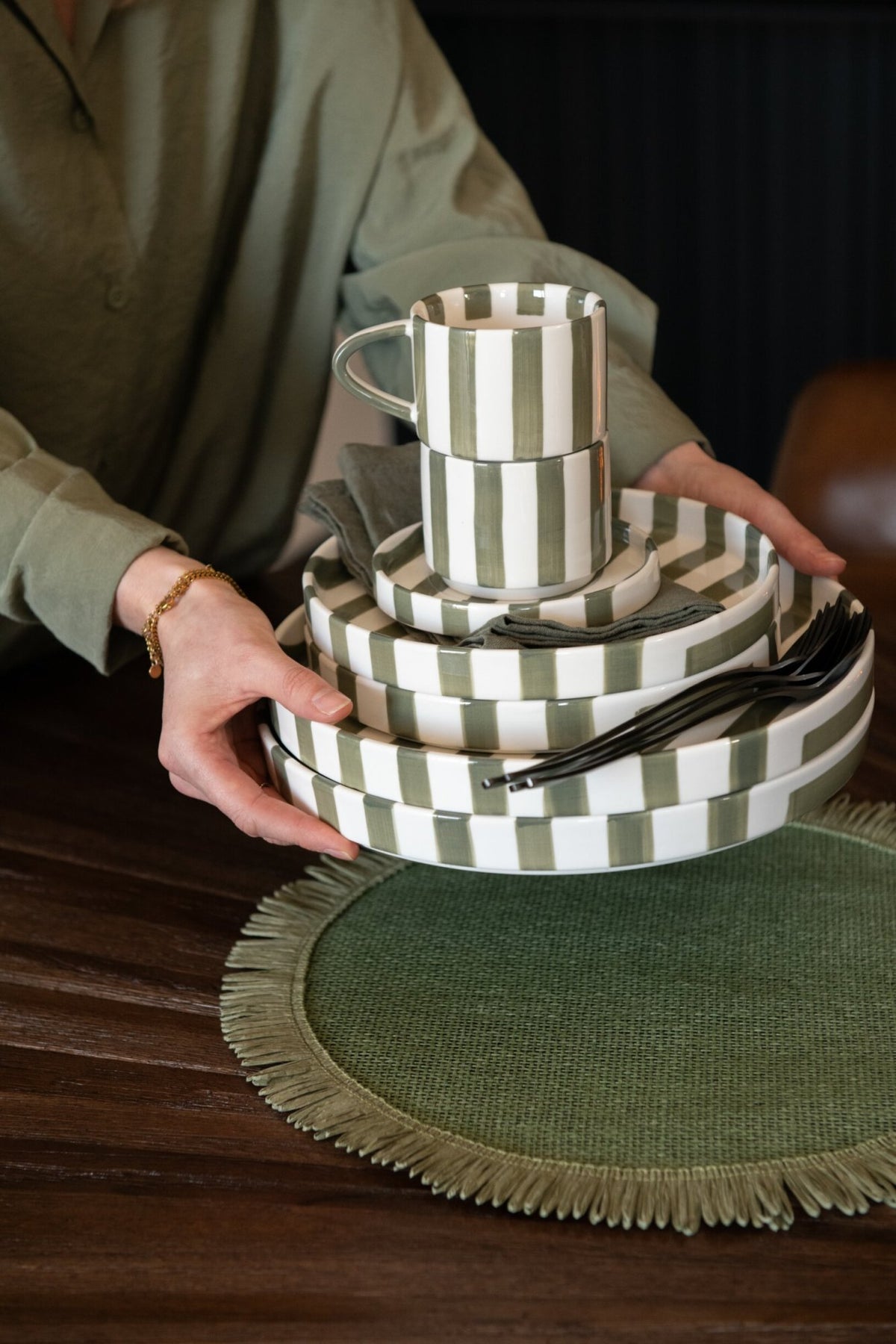 KOFFIEKOP MET SCHOTEL - OLIJFGROEN