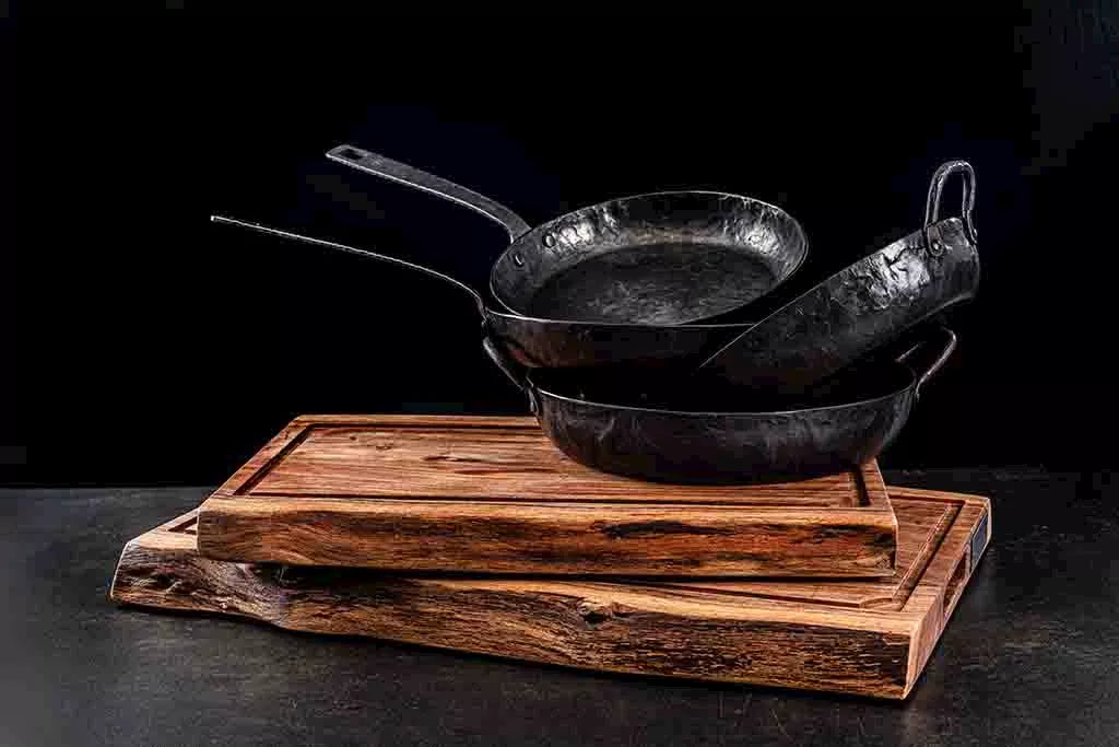 ESSENTIALS BAKPAN MET 2 HANDVATTEN - 24 CM