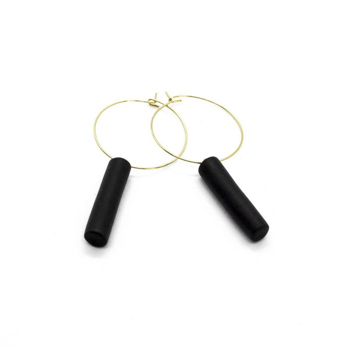 GOUDEN OORRINGEN - ZWARTE STAAF HANGER