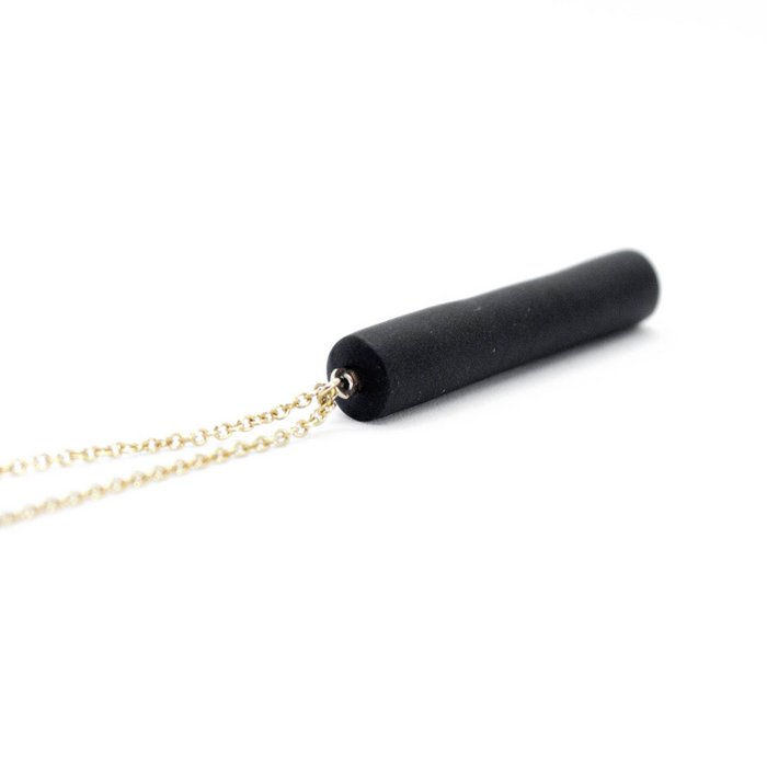 GOUDEN KETTING - ZWARTE STAAF HANGER